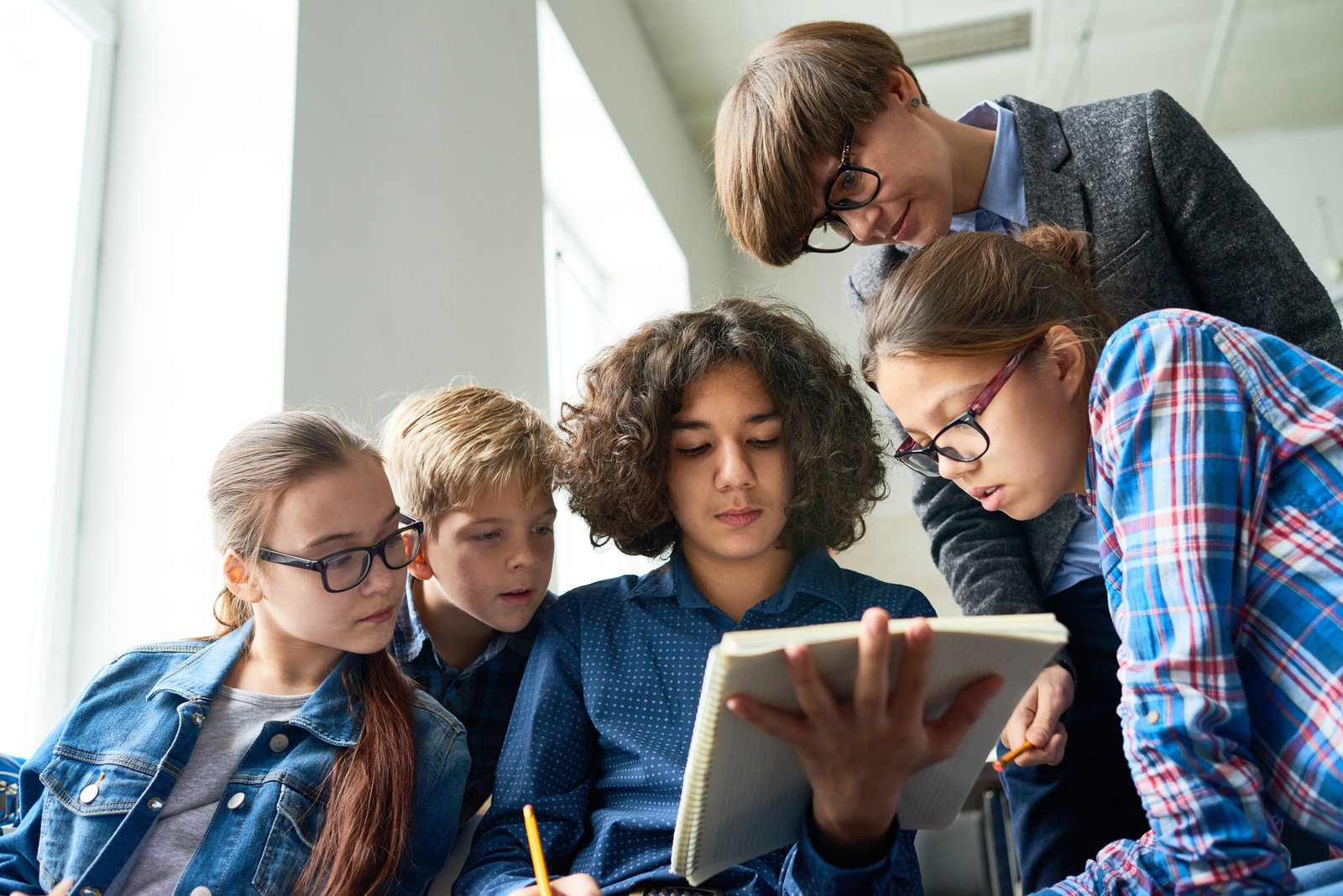 Young people learning together with a Learning Guide